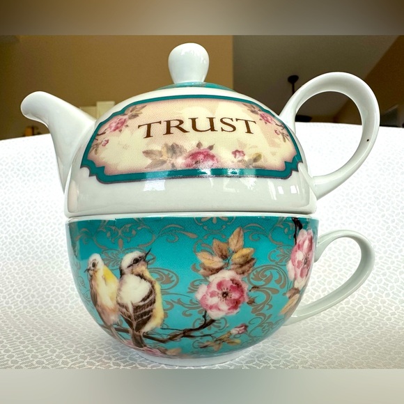 Personal tea pot with cup and saucer - Picture 4 of 11